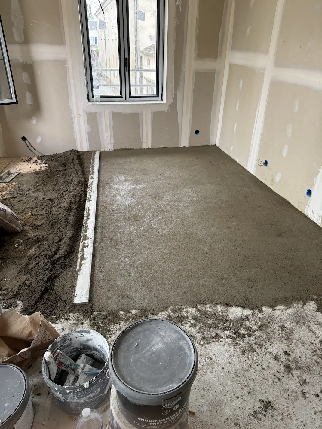 Travaux de ragréage de sol et aménagement intérieur en plaques de plâtre