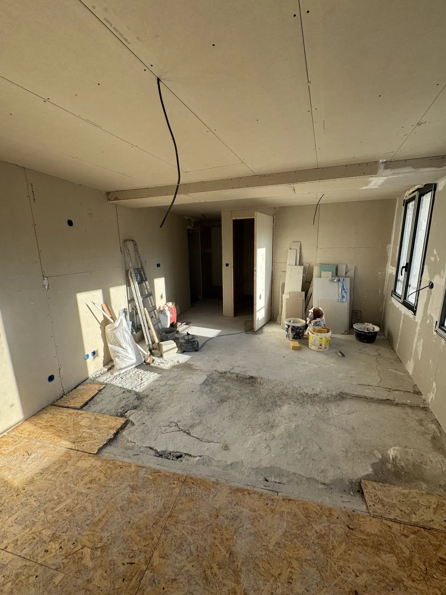 Chantier de rénovation intérieure avec cloisons et plafond en plaques de plâtre